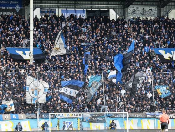 Die Fans des SV Waldhof Mannheim beim SV Waldhof Mannheim - 1860 München am 25.10.25 in Carl Benz Stadion, Mannheim xamx Foto: Alfio Marino