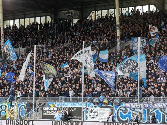 Die Fans aus München haben die komplette Gästetribüne voll gemacht beim SV Waldhof Mannheim - 1860 München am 25.10.25 in Carl Benz Stadion, Mannheim xamx Foto: Alfio Marino