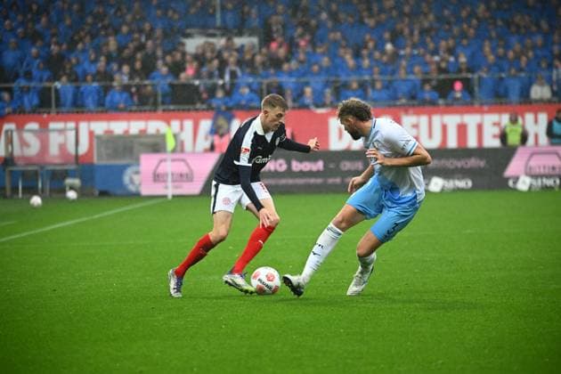 25.10.2025, Fußball, Herren, 2.BL (2. Bundesliga), Saison 2025 2026, Holstein Kiel - VfL Bochum, 10. Spieltag Alexander Bernhardsson gegen Philipp Strompf Kiel, Holstein-Stadion Holstein-Stadion Schleswig-Holstein Deutschland