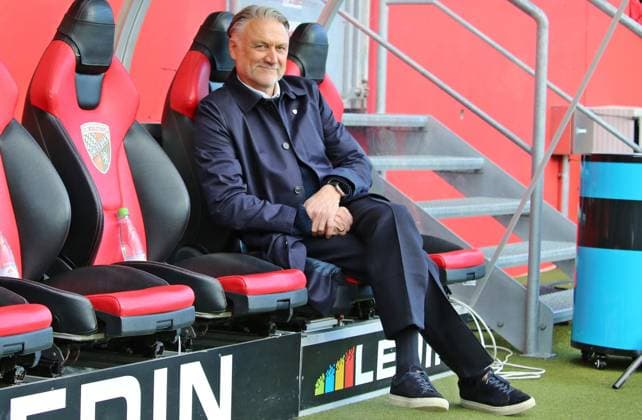 25.10.2025, xpfrx, Fussball 3.Liga, FC Ingolstadt - 1.FC Saarbrücken Geschäftsführer Dietmar Beiersdorfer (Ingolstadt) lächelnd auf der Auswechselbank sitzend (DFL DFB REGULATIONS PROHIBIT ANY USE OF PHOTOGRAPHS as IMAGE SEQUENCES and or QUASI-VIDEO) Ingolstadt