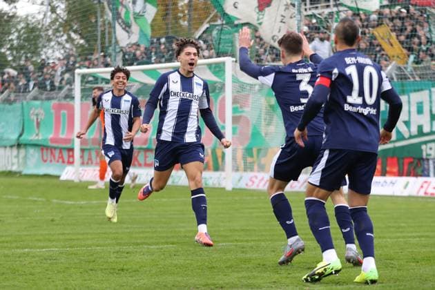 Fußball Regionalliga Nordost: BSG Chemie Leipzig - Hertha BSC U23; 25.10.2025 Selim Telib (47, Hertha BSC II) jubelt über sein frühes Tor. Fußball, Regionalliga Nordost, Saison 2025 2026, 13. Spieltag: BSG Chemie Leipzig vs. Hertha BSC II am 25.10.2025 im Alfred-Kunze-Sportpark, Leipzig Leutzsch. Copyright: xBEAUTIFULxSPORTS JanxKaeferx