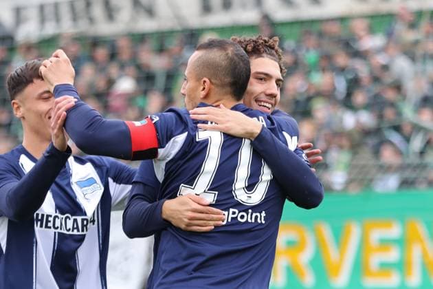 Fußball Regionalliga Nordost: BSG Chemie Leipzig - Hertha BSC U23; 25.10.2025 Selim Telib (47, Hertha BSC II) umarmt Änis Ben-Hatira (10, Hertha BSC II) beim Jubel über sein frühes Tor zur 0:1-Führung. Fußball, Regionalliga Nordost, Saison 2025 2026, 13. Spieltag: BSG Chemie Leipzig vs. Hertha BSC II am 25.10.2025 im Alfred-Kunze-Sportpark, Leipzig Leutzsch. Copyright: xBEAUTIFULxSPORTS JanxKaeferx