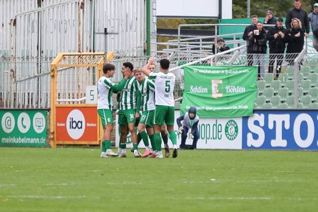 Fußball Regionalliga Nordost: BSG Chemie Leipzig - Hertha BSC U23; 25.10.2025 Stanley Ratifo (30, Chemie Leipzig 2. von links) bejubelt mit seinem Team sein Tor zum 1:1-Ausgleich. Fußball, Regionalliga Nordost, Saison 2025 2026, 13. Spieltag: BSG Chemie Leipzig vs. Hertha BSC II am 25.10.2025 im Alfred-Kunze-Sportpark, Leipzig Leutzsch. Copyright: xBEAUTIFULxSPORTS JanxKaeferx