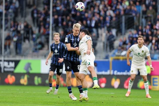 Kopfballduell zwischen Janne Sietan (SV Waldhof Mannheim, 22) und Kevin Volland (31, TSV) beim SV Waldhof Mannheim - 1860 München am 25.10.25 in Carl Benz Stadion, Mannheim xamx Foto: Alfio Marino