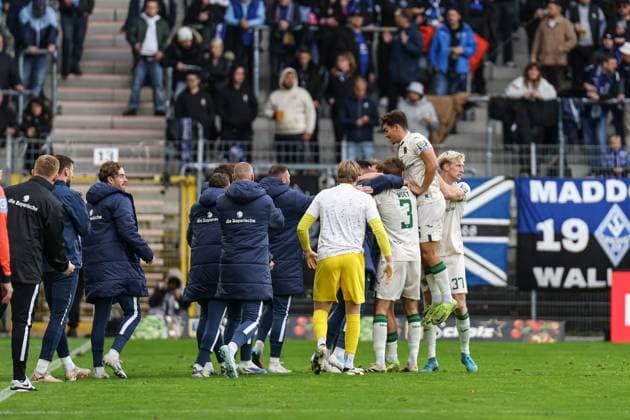 Jubel der Gäste nach dem Tor zum 0:1 beim SV Waldhof Mannheim - 1860 München am 25.10.25 in Carl Benz Stadion, Mannheim xamx Foto: Alfio Marino