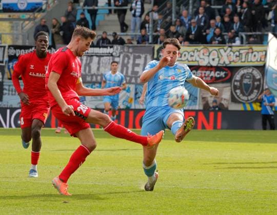 CFC vs FC Hertha 03 Zehlendorf 25.10.2025, Chemnitz, eins Stadion- An der Gellertstrasse, Fussball, Regionalliga Nordost, Saison 2025 2026, 13. Spieltag, CFC, CFC vs FC Hertha 03 Zehlendorf Zweikampf Chemnitz Sachsen BRD
