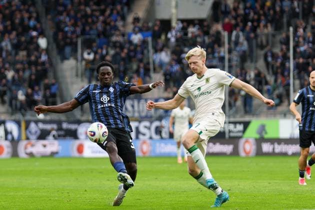 Kennedy Okpala (SV Waldhof Mannheim, 32) im Zweikampf gegen Raphael Schifferl (37, TSV) beim SV Waldhof Mannheim - 1860 München am 25.10.25 in Carl Benz Stadion, Mannheim xamx Foto: Alfio Marino