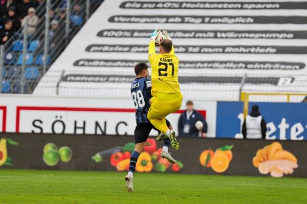 Fumaca de Mascarenhas da Costa Pessoa (SV Waldhof Mannheim, 38) und Thomas Dähne (21, TSV) beim SV Waldhof Mannheim - 1860 München am 25.10.25 in Carl Benz Stadion, Mannheim xamx Foto: Alfio Marino