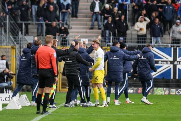 Jubel der Gäste nach dem Tor zum 0:1 beim SV Waldhof Mannheim - 1860 München am 25.10.25 in Carl Benz Stadion, Mannheim xamx Foto: Alfio Marino