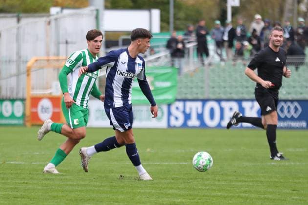 Fußball Regionalliga Nordost: BSG Chemie Leipzig - Hertha BSC U23; 25.10.2025 Dion Ajvazi (23, Hertha BSC II) vor Julius Hoffmann (19, Chemie Leipzig). Fußball, Regionalliga Nordost, Saison 2025 2026, 13. Spieltag: BSG Chemie Leipzig vs. Hertha BSC II am 25.10.2025 im Alfred-Kunze-Sportpark, Leipzig Leutzsch. Copyright: xBEAUTIFULxSPORTS JanxKaeferx