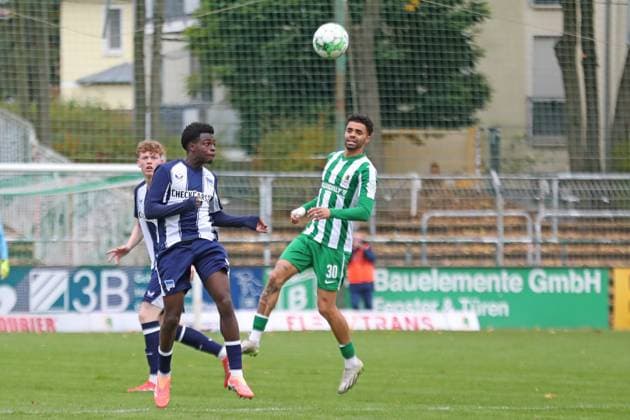 Fußball Regionalliga Nordost: BSG Chemie Leipzig - Hertha BSC U23; 25.10.2025 Boris Mamuzah Lum (21, Hertha BSC II) per Kopf. Fußball, Regionalliga Nordost, Saison 2025 2026, 13. Spieltag: BSG Chemie Leipzig vs. Hertha BSC II am 25.10.2025 im Alfred-Kunze-Sportpark, Leipzig Leutzsch. Copyright: xBEAUTIFULxSPORTS JanxKaeferx