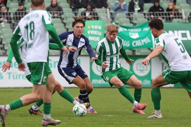 Fußball Regionalliga Nordost: BSG Chemie Leipzig - Hertha BSC U23; 25.10.2025 Selim Telib (47, Hertha BSC II) mitten im Geschehen. Fußball, Regionalliga Nordost, Saison 2025 2026, 13. Spieltag: BSG Chemie Leipzig vs. Hertha BSC II am 25.10.2025 im Alfred-Kunze-Sportpark, Leipzig Leutzsch. Copyright: xBEAUTIFULxSPORTS JanxKaeferx