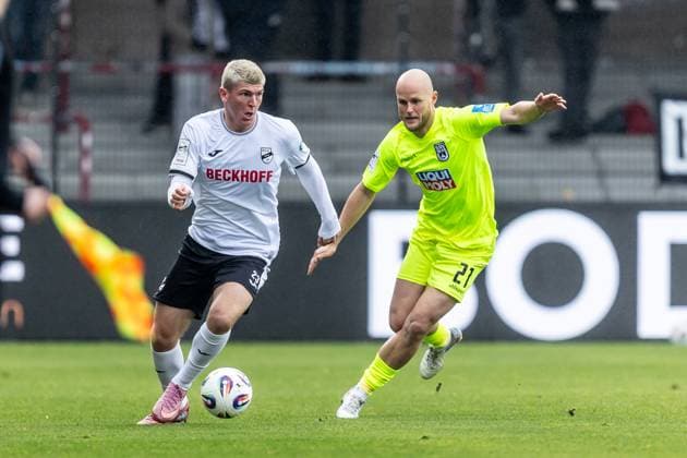 Fussball, Saison 2025 2026, 3. Liga, Sportclub Arena Verl, 12. Spieltag, SC Verl - SSV Ulm 1846 Fußball, 25.10.2025 25.10.2025, Fussball, Saison 2025 2026, 3. Liga, Sportclub Arena Verl, 12. Spieltag, SC Verl - SSV Ulm 1846 Fußball, v.l. 23 Alessio Besio (SC Verl), 21 Marcel Seegert (SSV Ulm 1846 Fußball) Foto: Lucca Fundel Verl Sportclub Arena Nordrheinwestfalen Deutschland