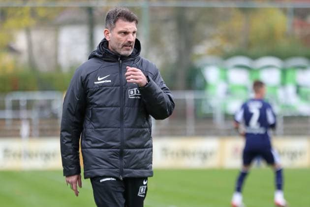 Fußball Regionalliga Nordost: BSG Chemie Leipzig - Hertha BSC U23; 25.10.2025 Cheftrainer Adrian Alipour (Chemie Leipzig). Fußball, Regionalliga Nordost, Saison 2025 2026, 13. Spieltag: BSG Chemie Leipzig vs. Hertha BSC II am 25.10.2025 im Alfred-Kunze-Sportpark, Leipzig Leutzsch. Copyright: xBEAUTIFULxSPORTS JanxKaeferx