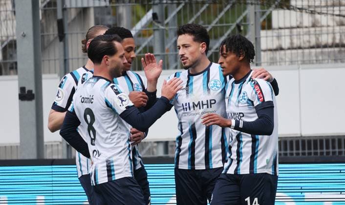 Stuttgart , Fußball Regionalliga , SV Stuttgarter Kickers vs. TSV Schott Mainz , Jubel Kickers , von links: David Tomic Flamur Berisha ( Melkamu Frauendorf ( Kicers )