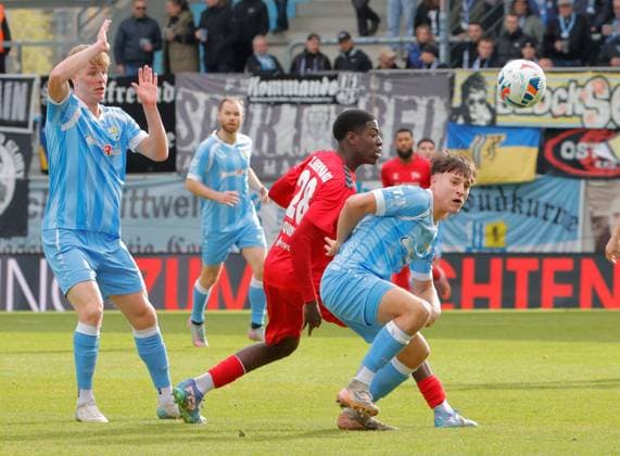 CFC vs FC Hertha 03 Zehlendorf 25.10.2025, Chemnitz, eins Stadion- An der Gellertstrasse, Fussball, Regionalliga Nordost, Saison 2025 2026, 13. Spieltag, CFC, CFC vs FC Hertha 03 Zehlendorf Kampf um den Ball Chemnitz Sachsen BRD