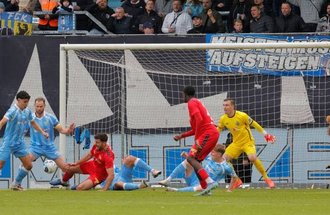 CFC vs FC Hertha 03 Zehlendorf 25.10.2025, Chemnitz, eins Stadion- An der Gellertstrasse, Fussball, Regionalliga Nordost, Saison 2025 2026, 13. Spieltag, CFC, CFC vs FC Hertha 03 Zehlendorf Gefahr vor dem Chemnitzer Tor Chemnitz Sachsen BRD