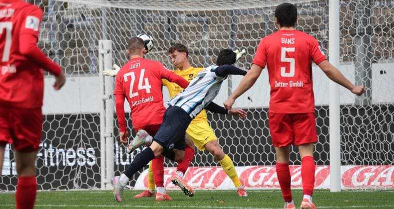Stuttgart , Fußball Regionalliga , SV Stuttgarter Kickers vs. TSV Schott Mainz , Tor zum 1 : 0 , mitte: Torschütze Flamur Berisha ( Kickers )