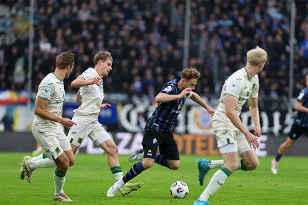 Lukas Kluenter (SV Waldhof Mannheim, 24) wird zu Fall gebracht beim SV Waldhof Mannheim - 1860 München am 25.10.25 in Carl Benz Stadion, Mannheim xamx Foto: Alfio Marino