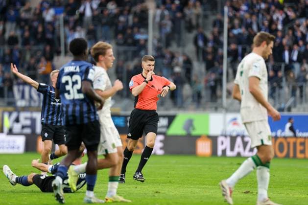 Lukas Kluenter (SV Waldhof Mannheim, 24) wird zu Fall gebracht beim SV Waldhof Mannheim - 1860 München am 25.10.25 in Carl Benz Stadion, Mannheim xamx Foto: Alfio Marino