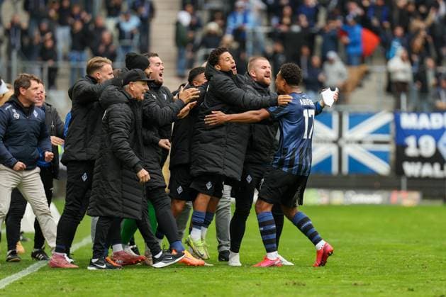 Samuel Abifade (SV Waldhof Mannheim, 17) trifft aus der Ferne zum 1-1 beim SV Waldhof Mannheim - 1860 München am 25.10.25 in Carl Benz Stadion, Mannheim xamx Foto: Alfio Marino