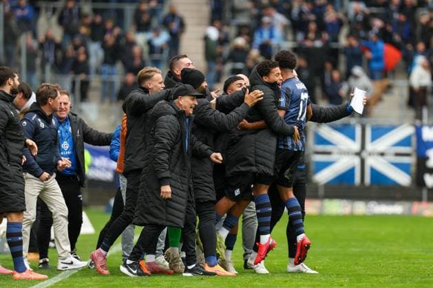 Freude bei den Buwe nachdem Samuel Abifade (SV Waldhof Mannheim, 17) das 1-1 geschossen hat beim SV Waldhof Mannheim - 1860 München am 25.10.25 in Carl Benz Stadion, Mannheim xamx Foto: Alfio Marino