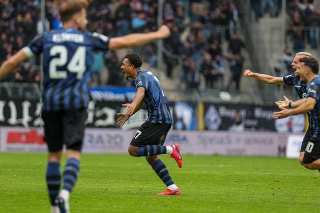 Samuel Abifade (SV Waldhof Mannheim, 17) trifft aus der Ferne zum 1-1 beim SV Waldhof Mannheim - 1860 München am 25.10.25 in Carl Benz Stadion, Mannheim xamx Foto: Alfio Marino