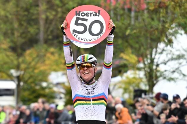 Dutch Fem Van Empel celebrates as she crosses the finish line to win the elite women s race of the Exact Cross, stage 3 (out of 7) in the Exact Cross cyclocross competition, in Heerde, on Saturday 25 October 2025. DAVIDxPINTENS  x137901782x