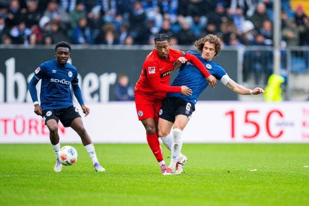 25.10.2025 - Fußball, 2025 2026, 2. Bundesliga, 10. Spieltag, DSC Arminia Bielefeld - SV Elversberg: (L-R) Benjamin Boakye (Bielefeld), Jarzinho Malanga (Elversberg), Mael Corboz (Bielefeld) DFL REGULATIONS PROHIBIT ANY USE OF PHOTOGRAPHS AS IMAGE SEQUENCES AND OR QUASI-VIDEO.