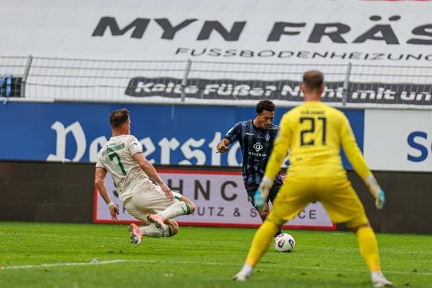 Samuel Abifade (SV Waldhof Mannheim, 17) am Ball Florian Niederlechner (7, TSV) grätscht beim SV Waldhof Mannheim - 1860 München am 25.10.25 in Carl Benz Stadion, Mannheim xamx Foto: Alfio Marino