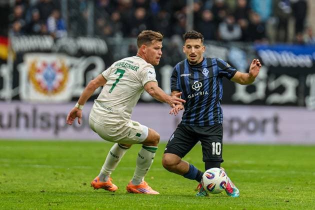 Arianit Ferati (SV Waldhof Mannheim, 10) gegen Florian Niederlechner (7, TSV) beim SV Waldhof Mannheim - 1860 München am 25.10.25 in Carl Benz Stadion, Mannheim xamx Foto: Alfio Marino