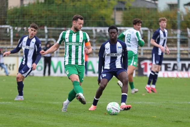 Fußball Regionalliga Nordost: BSG Chemie Leipzig - Hertha BSC U23; 25.10.2025 Kapitän Janik Mäder (7, Chemie Leipzig) am Ball vor Boris Mamuzah Lum (21, Hertha BSC II). Fußball, Regionalliga Nordost, Saison 2025 2026, 13. Spieltag: BSG Chemie Leipzig vs. Hertha BSC II am 25.10.2025 im Alfred-Kunze-Sportpark, Leipzig Leutzsch. Copyright: xBEAUTIFULxSPORTS JanxKaeferx