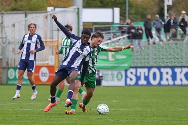 Fußball Regionalliga Nordost: BSG Chemie Leipzig - Hertha BSC U23; 25.10.2025 Boris Mamuzah Lum (21, Hertha BSC II) gegen Valon Aliji (14, Chemie Leipzig). Fußball, Regionalliga Nordost, Saison 2025 2026, 13. Spieltag: BSG Chemie Leipzig vs. Hertha BSC II am 25.10.2025 im Alfred-Kunze-Sportpark, Leipzig Leutzsch. Copyright: xBEAUTIFULxSPORTS JanxKaeferx