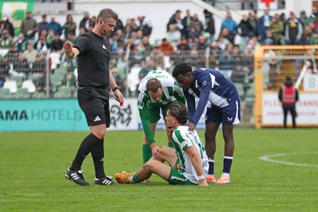 Fußball Regionalliga Nordost: BSG Chemie Leipzig - Hertha BSC U23; 25.10.2025 Valon Aliji (14, Chemie Leipzig) sitzt mit Schmerzen am Boden; Schiedsrichter Eugen Ostrin, Kapitän Janik Mäder (7, Chemie Leipzig) und Boris Mamuzah Lum (21, Hertha BSC II) sind bei ihm. Fußball, Regionalliga Nordost, Saison 2025 2026, 13. Spieltag: BSG Chemie Leipzig vs. Hertha BSC II am 25.10.2025 im Alfred-Kunze-Sportpark, Leipzig Leutzsch. Copyright: xBEAUTIFULxSPORTS JanxKaeferx