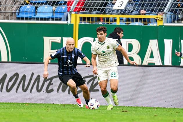 Felix Lohkemper (SV Waldhof Mannheim, 9) gegen Sean Dulic (25, TSV) beim SV Waldhof Mannheim - 1860 München am 25.10.25 in Carl Benz Stadion, Mannheim xamx Foto: Alfio Marino