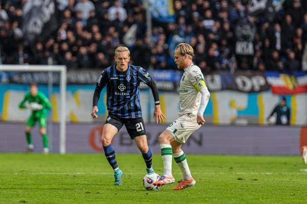 Julian Rieckmann (SV Waldhof Mannheim, 21) beobachtet Max Reinthaler (16, TSV) beim SV Waldhof Mannheim - 1860 München am 25.10.25 in Carl Benz Stadion, Mannheim xamx Foto: Alfio Marino