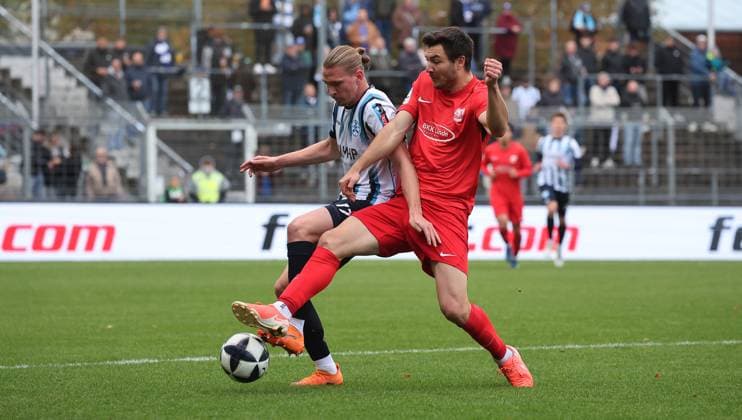 Stuttgart , Fußball Regionalliga , SV Stuttgarter Kickers vs. TSV Schott Mainz , von links: Marlon Faß ( Kickers ) Nils Gans ( Mainz )