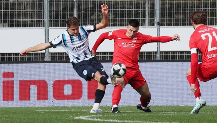 Stuttgart , Fußball Regionalliga , SV Stuttgarter Kickers vs. TSV Schott Mainz , von links: Mario Borac ( Kickers ) 7 Maurizio Robotta ( Mainz )