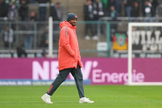 Trainer Vincent Kompany (FC Bayern München) schaut waehrend des spiels der Bundesliga zwischen Borussia Mönchengladbach und FC Bayern München, Stadion im Borussia-Park am 25. October 2025 in Mönchengladbach, Deutschland. (Foto von Oliver Kaelke DeFodi Images) +++ Trainer Vincent Kompany (FC Bayern München) looks on during the Bundesliga match between Borussia Mönchengladbach and FC Bayern München at Stadion im Borussia-Park on October 25, 2025 in Mönchengladbach, Germany. (Photo by Oliver Kaelke DeFodi Images) DFL regulations prohibit any use of photographs as image sequences and or quasi-video. (Photo by Oliver Kaelke DeFodi Images) Trainer Vincent Kompany FC Bayern München looks on during the Bundesliga match between Borussia Mönchengladbach and FC Bayern München, Stadion im Borussia Park on October 25, 2025 in Mönchengladbach, Germany Photo by Oliver Kaelke DeFodi Images Trainer Vincent Kompany FC Bayern München looks on during the Bundesliga match between Borussia Mönchengladbach and FC Bayern München at Stadion im Borussia Park on October 25, 2025 in Mönchengladbach, Germany Photo by Oliver Kaelke DeFodi Images DFL regulations prohibit any use of photographs as image sequences and or quasi video Photo by Oliver Kaelke DeFodi Images