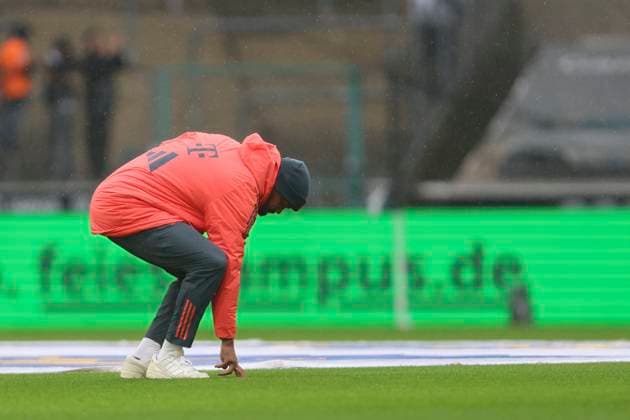 Trainer Vincent Kompany (FC Bayern München) begutachtet den Rasen waehrend des spiels der Bundesliga zwischen Borussia Mönchengladbach und FC Bayern München, Stadion im Borussia-Park am 25. October 2025 in Mönchengladbach, Deutschland. (Foto von Oliver Kaelke DeFodi Images) +++ Trainer Vincent Kompany (FC Bayern München) inspects the lawn during the Bundesliga match between Borussia Mönchengladbach and FC Bayern München at Stadion im Borussia-Park on October 25, 2025 in Mönchengladbach, Germany. (Photo by Oliver Kaelke DeFodi Images) DFL regulations prohibit any use of photographs as image sequences and or quasi-video. (Photo by Oliver Kaelke DeFodi Images) Trainer Vincent Kompany FC Bayern München inspects the lawn during the Bundesliga match between Borussia Mönchengladbach and FC Bayern München, Stadion im Borussia Park on October 25, 2025 in Mönchengladbach, Germany Photo by Oliver Kaelke DeFodi Images Trainer Vincent Kompany FC Bayern München inspects the lawn during the Bundesliga match between Borussia Mönchengladbach and FC Bayern München at Stadion im Borussia Park on October 25, 2025 in Mönchengladbach, Germany Photo by Oliver Kaelke DeFodi Images DFL regulations prohibit any use of photographs as image sequences and or quasi video Photo by Oliver Kaelke DeFodi Images