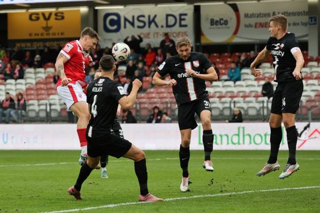 18 Erik Engelhardt (Energie Cottbus) beim Kopfball Fussball 3. Liga 2025 2026 FC Energie Cottbus - TSV Havelse