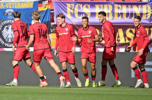 25.10.2025, xpfrx, Fussball 3.Liga, FC Ingolstadt - 1.FC Saarbrücken v.l. Heimmannschaft bejubelt den Treffer zum 1:0 durch Dennis Kaygin (Ingolstadt) (DFL DFB REGULATIONS PROHIBIT ANY USE OF PHOTOGRAPHS as IMAGE SEQUENCES and or QUASI-VIDEO) Ingolstadt