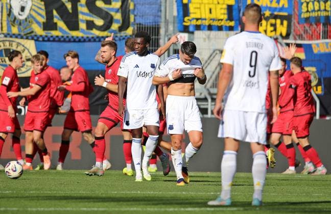 25.10.2025, xpfrx, Fussball 3.Liga, FC Ingolstadt - 1.FC Saarbrücken v.l. Rodney Elongo-Yombo, Kasim Rabihic (Saarbrücken) enttäuscht über den Gegentreffer zum 1:0 (DFL DFB REGULATIONS PROHIBIT ANY USE OF PHOTOGRAPHS as IMAGE SEQUENCES and or QUASI-VIDEO) Ingolstadt