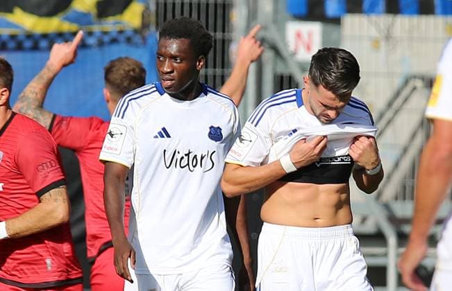 25.10.2025, xpfrx, Fussball 3.Liga, FC Ingolstadt - 1.FC Saarbrücken v.l. Rodney Elongo-Yombo, Kasim Rabihic (Saarbrücken) enttäuscht über den Gegentreffer zum 1:0 (DFL DFB REGULATIONS PROHIBIT ANY USE OF PHOTOGRAPHS as IMAGE SEQUENCES and or QUASI-VIDEO) Ingolstadt
