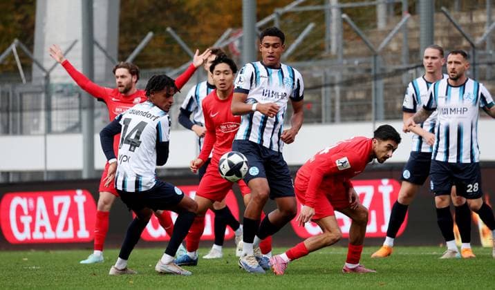 Stuttgart , Fußball Regionalliga , SV Stuttgarter Kickers vs. TSV Schott Mainz , von links: melkamu Frauendorf ( Kickers ) Jacob Danquah ( Kickers ) 7 Dennis de Sousa Oelsner ( Mainz )