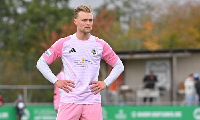 25.10.2025 - Fussball - Saison 2025 2026 - Regionalliga Bayern - 15. Spieltag: SpVgg Greuther Fürth Fuerth II U23 ( Kleeblatt ) - SpVgg Ansbach - Mezi - xmexzix - Niklas Seefried (8, SpVgg Ansbach ) enttäuscht Enttäuschung