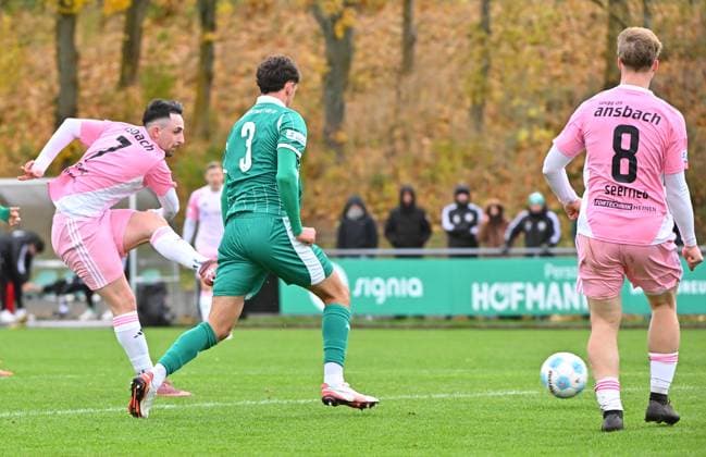 25.10.2025 - Fussball - Saison 2025 2026 - Regionalliga Bayern - 15. Spieltag: SpVgg Greuther Fürth Fuerth II U23 ( Kleeblatt ) - SpVgg Ansbach - Mezi - xmexzix - Dino Nuhanovic (7, SpVgg Ansbach ) Torschuss