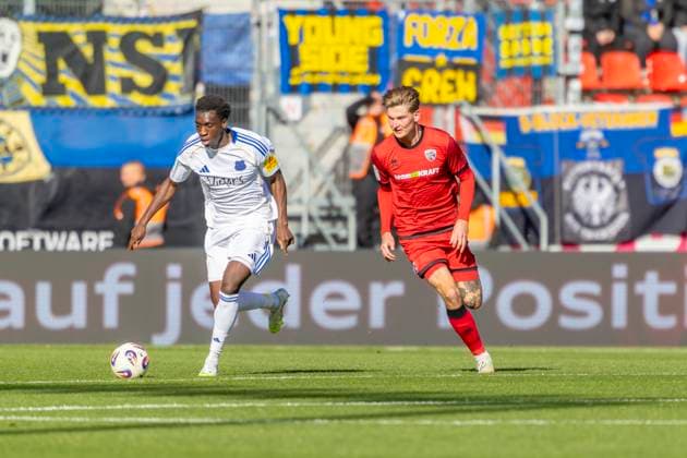 Ingolstadt, Deutschland 25. Oktober 2025: 3. Liga - 2025 2026 - FC Ingolstadt 04 vs. 1. FC Saarbrücken Im Bild: v. li. im Zweikampf Abdoulaye Kamara (1.FC) und Frederik Christensen (FCI) DFB regulations prohibit any use of photographs as image sequences and or quasi-video Audi Sportpark Bayern Copyright: xFotostandx xSchäferx