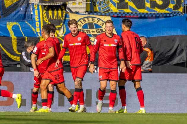 Ingolstadt, Deutschland 25. Oktober 2025: 3. Liga - 2025 2026 - FC Ingolstadt 04 vs. 1. FC Saarbrücken Im Bild: in der Traube Torschütze Dennis Kaygin (FCI) jubelt nach seinem Tor zum 1:0 mit seinen Mannschaftskollegen, DFB regulations prohibit any use of photographs as image sequences and or quasi-video Audi Sportpark Bayern Copyright: xFotostandx xSchäferx