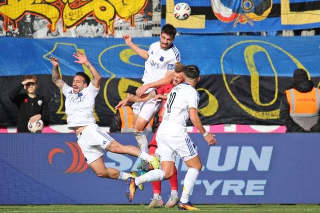 25.10.2025, xpfrx, Fussball 3.Liga, FC Ingolstadt - 1.FC Saarbrücken v.l. Calogero Rizzuto, Sven Sonnenberg (Saarbrücken), Yannick Deichmann (Ingolstadt) im Kopfballduell (DFL DFB REGULATIONS PROHIBIT ANY USE OF PHOTOGRAPHS as IMAGE SEQUENCES and or QUASI-VIDEO) Ingolstadt